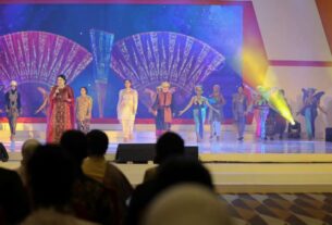 Riana Sari Arinal Ikuti Fashion Show pada HUT ke-43 Dekranas