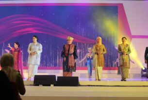 Ibu Riana Sari Arinal Ikuti Fashion Show pada HUT ke-43 Dekranas, Disaksikan Langsung Ibu Negara Iriana Joko Widodo