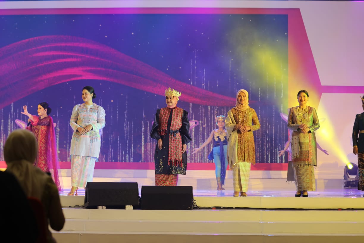 Ibu Riana Sari Arinal Ikuti Fashion Show pada HUT ke-43 Dekranas, Disaksikan Langsung Ibu Negara Iriana Joko Widodo