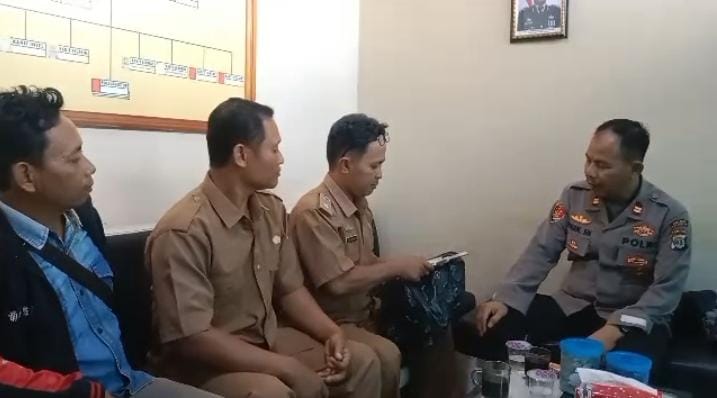 Kepala Tiyuh Sumber Jaya Tubaba Menyerahkan Senpi Rakitan Kepada Aparat Polisi.