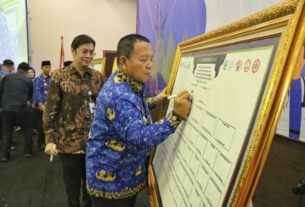 Ketua Dekranasda Provinsi Lampung Mendapat Kehormatan Tampilkan Tapis Pada Fashion Show Dalam Rangka HUT Dekranas ke-43