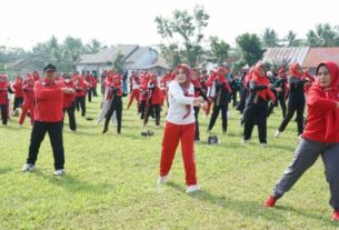 Ketua YJI Hj. Winarni Nanang Ermanto Senam Bersama Masyarakat Kecamatan Merbau Mataram