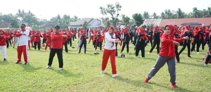 Ketua YJI Hj. Winarni Nanang Ermanto Senam Bersama Masyarakat Kecamatan Merbau Mataram