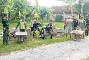 Kompak, Babinsa Sumberrejo Bojonegoro bersama Warga Karangdowo Perbaiki Jalan Desa