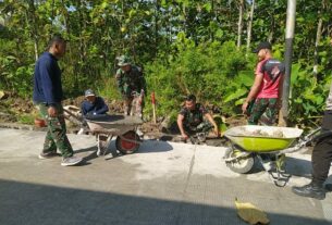Kompak Dan Solid..!! TNI-POLRI Dan Warga Gotong Royong Selesaikan Pengerasan Jalan di Lokasi TMMD Reguler Ke-116 Kodim 0735/Surakarta
