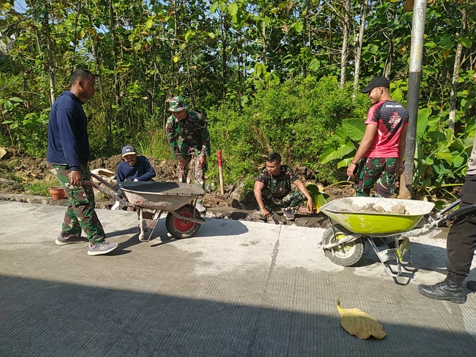 Kompak Dan Solid..!! TNI-POLRI Dan Warga Gotong Royong Selesaikan Pengerasan Jalan di Lokasi TMMD Reguler Ke-116 Kodim 0735/Surakarta