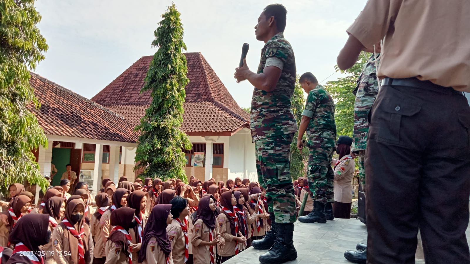 Koramil 05/Baturetno Berikan Materi Pioneer Bagi Pramuka SMK Pancasila 4