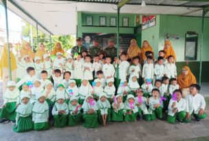 Koramil 21/Bulukerto Kenalkan Tugas Pokok TNI Saat Menerima Kunjungan Anak TK