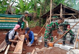 Koramil Jatisrono Bangun Jamban Yang Layak Bagi Warga Kurang Mampu