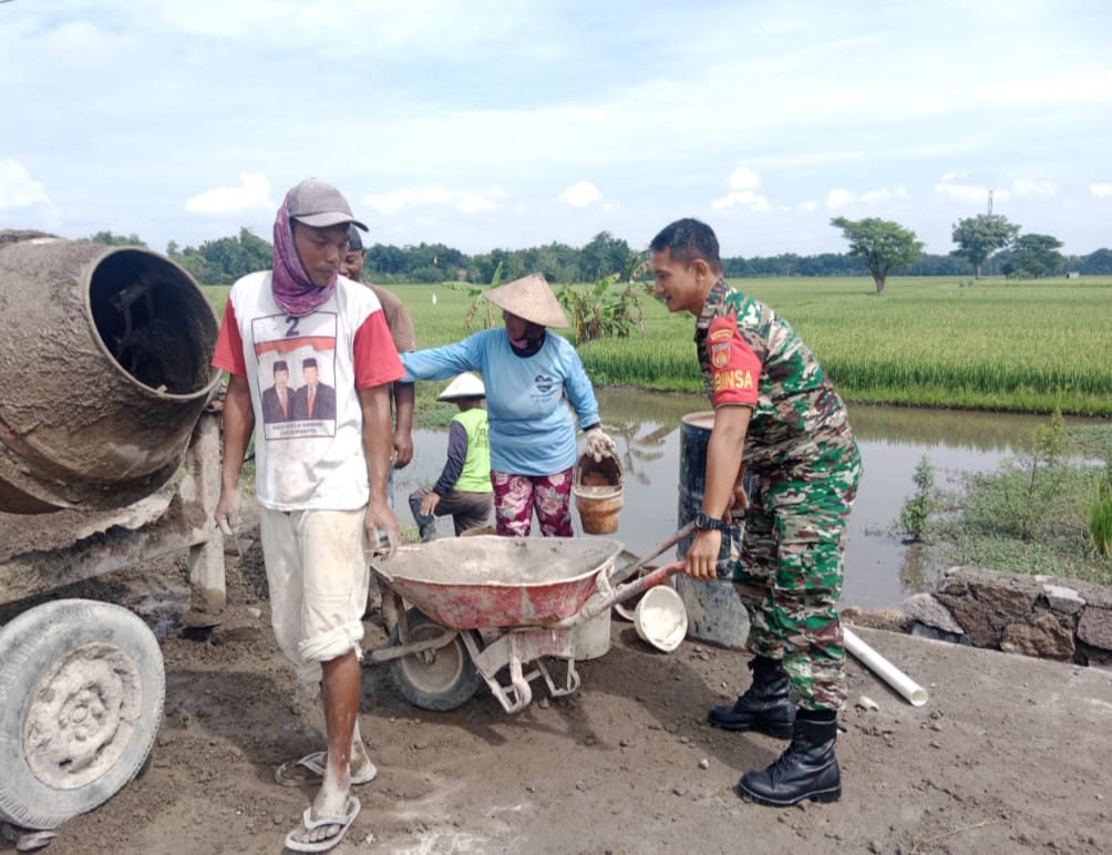 Langkah Antisipasi Banjir, Babinsa Bantu Bangun Talud