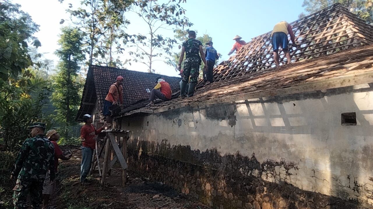 Mantapkan Kemanunggalan TNI-Rakyat, Koramil 17/Sidoharjo Gotong-Royong Bersama Warga Bantu Rehab RTLH