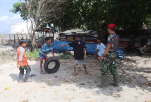 Manunggal Dengan Rakyat, Personel Satgas TMMD Hadir Beri Keceriaan Anak-anak Pesisir Pantai