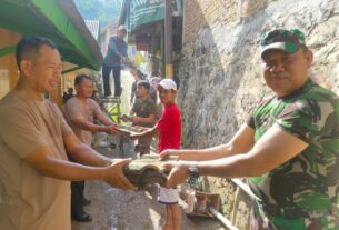 Manunggal Dengan Rakyat, TNI-Polri Rehab Musholla Miftahul Jannah