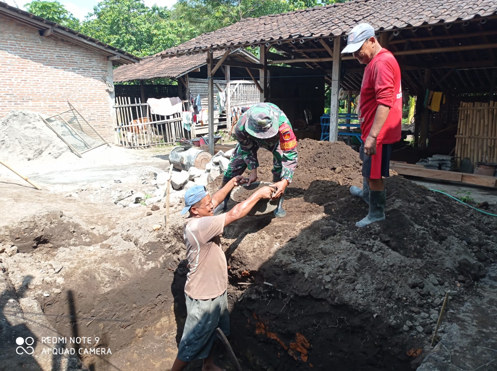 Manunggal Dengan Warganya, Babinsa Glintang Bantu Buat Pondasi