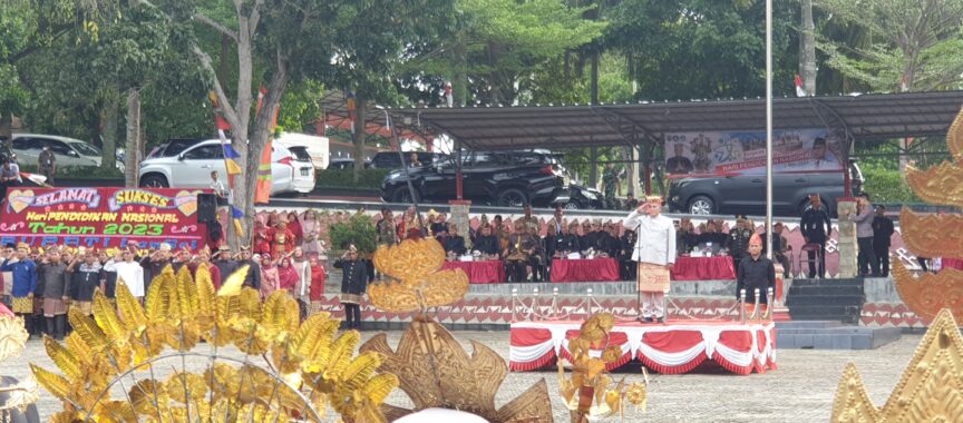 H. Nanang Ermanto Pimpin Upacara Hardiknas Kenakan Baju Adat Lampung