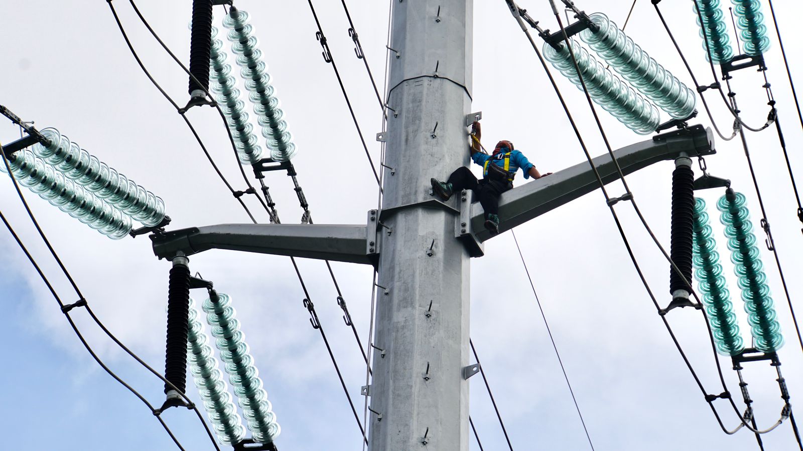 PLN Rampungkan Transmisi Listrik 150 kV Surabaya Selatan-Kalisari, TKDN Capai 74,38 Persen