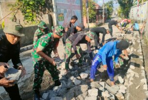 Patik Semangat Prajurit, Dansatgas TMMD Reguler Ke-116 Kodim 0735/Surakarta Tak Segan Bantu Melangsir Batu di Lokasi TMMD