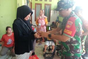 Peduli Kesehatan, Dansatgas TMMD Reguler Ke-116 Kodim 0735/Surakarta Bagikan Vitamin Kepada Anggota Dan Masyarakat