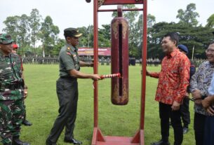 Pemukulan Kentongan Oleh Danrem 074/Wrt Menandai Pembukaan TMMD Reguler Kodim 0735/Surakarta