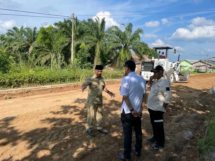 Perbaiki Ratusan Meter Jalan Rusak di Keluang