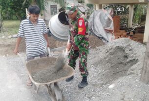 Ringankan Kesulitan Masyarakat Babinsa Koramil 01/Sungai Mas Bantu Warga Angkut Pasir