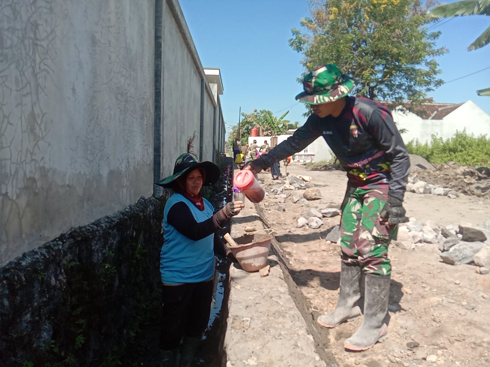 Segelas Teh Manis Bantu Lepaskan Dahaga di Lokasi TMMD Reguler ke-116 Kodim 0735/Surakarta