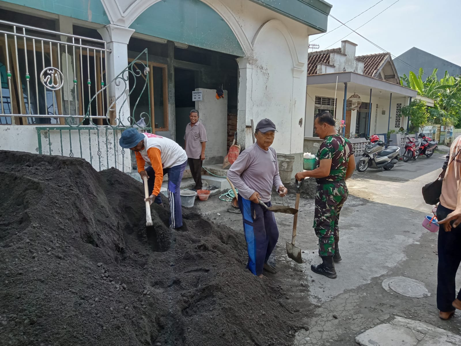 Sinergitas Anggota Koramil 03/Serengan Bersama Warga Kerja Bakti Bangun Masjid.