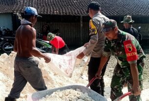 Sinergitas TNI dengan Masyarakat, Babinsa Kanor Bojonegoro bantu Bangun Rumah Warga