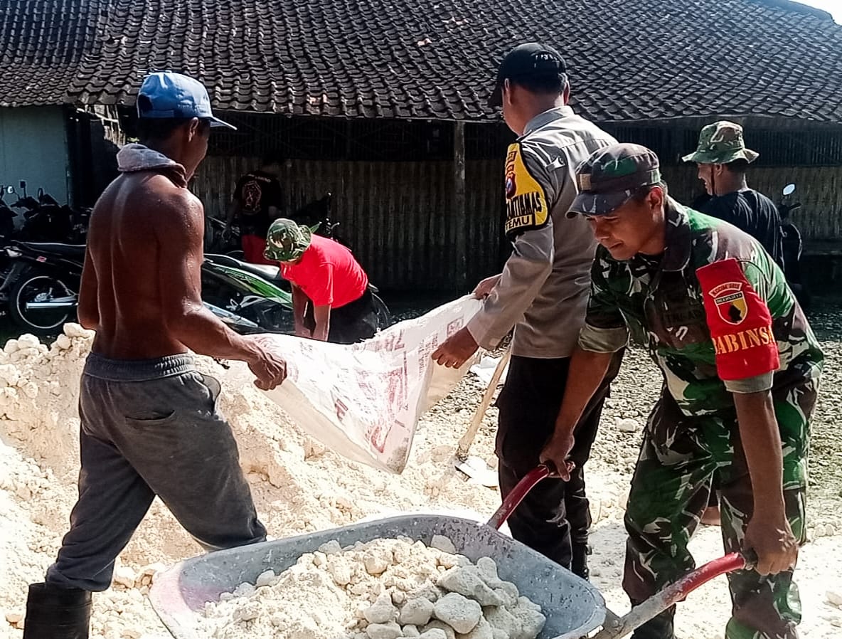 Sinergitas TNI dengan Masyarakat, Babinsa Kanor Bojonegoro bantu Bangun Rumah Warga