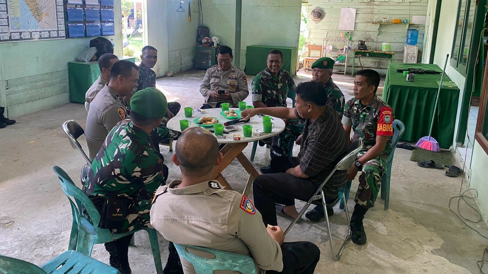 TNI - Polri Sektor Arongan Lambalek Ngopi Bareng Sembari Merawat Sinergi Dan Tetap Solid Menjaga Damai Negeri