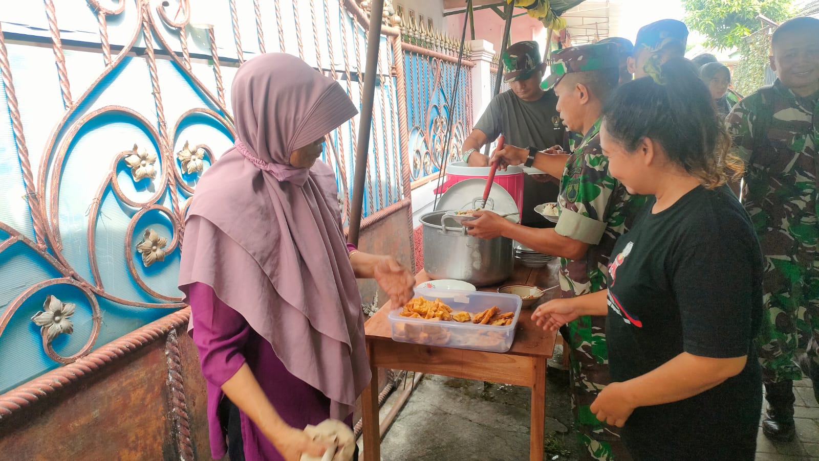 Tak Ada perbedaan, TNI Bersama Warga Kp. Balong Baru Nikmati Hidangan Makan Siang