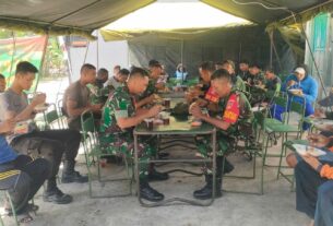 Tanpa Sungkan, Dansatgas TMMD Reguler Ke-116 Kodim 0735/Surakarta Membaur Makan Siang Bersama Anggota Dan Warga