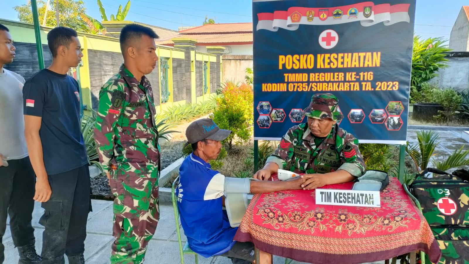 Tim Kesehatan Rutin Cek Kondisi Anggota Satgas TMMD Dan Warga