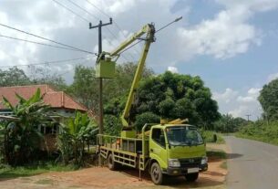 Tindak Lanjuti Aduan Warga di 112, Dinas PU PR Muba Perbaiki Lampu Jalan