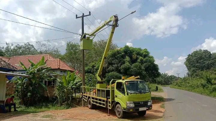 Tindak Lanjuti Aduan Warga di 112, Dinas PU PR Muba Perbaiki Lampu Jalan