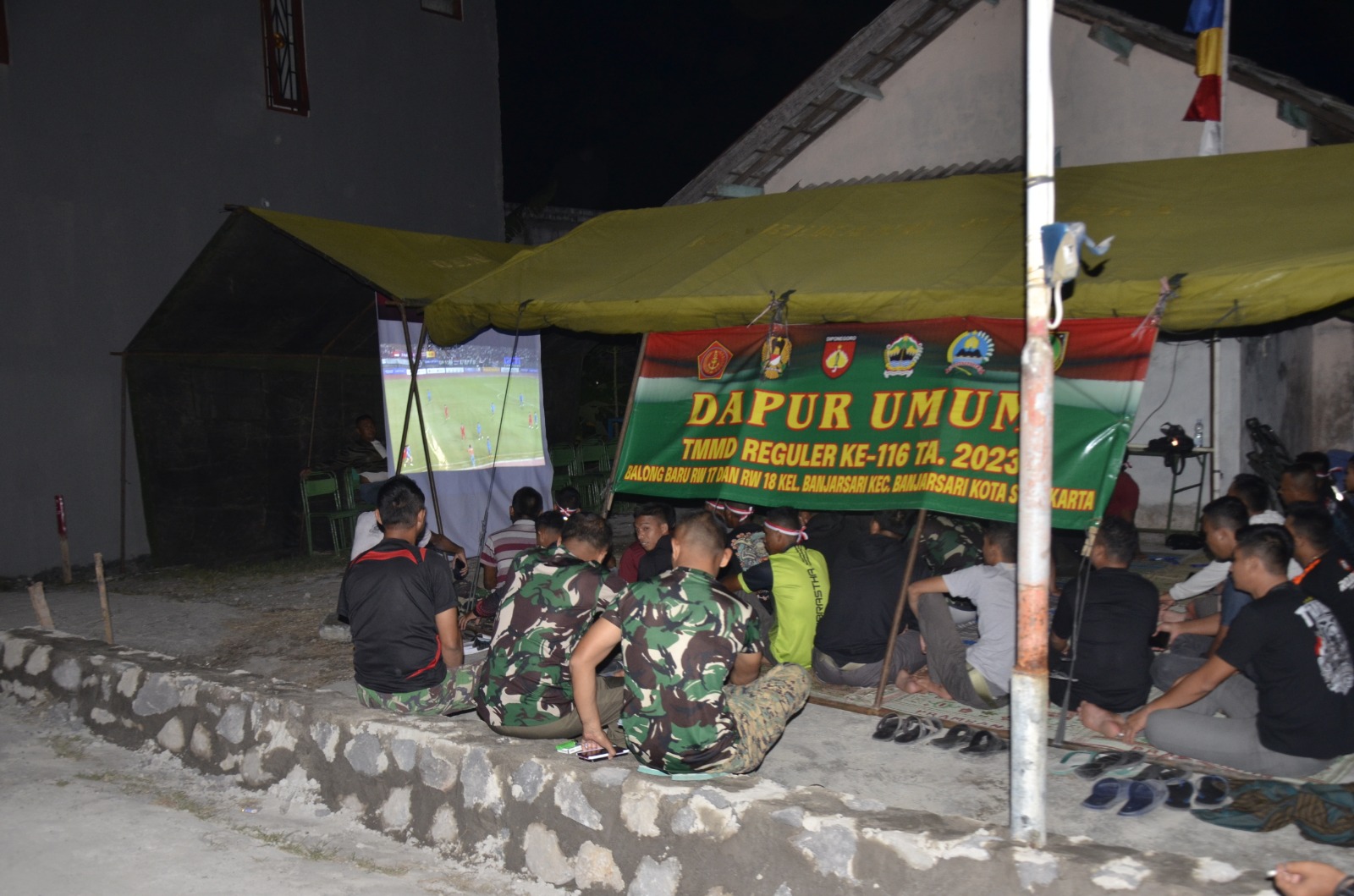 Tingkatkan Kebersamaan, Satgas TMMD Reguler Ke-116 Kodim 0735/Surakarta Gelar Nobar Final Sepak Bola Sea Games 2023
