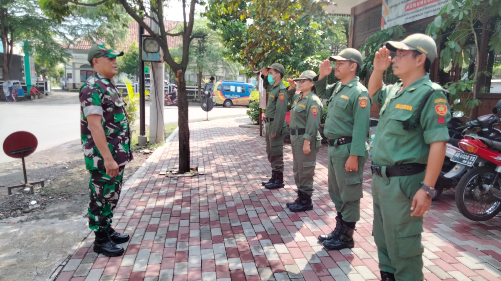Tingkatkan Kedisiplinan, Babinsa Kelurahan Setabelan Genjot Linmas Dengan Pelatihan PBB
