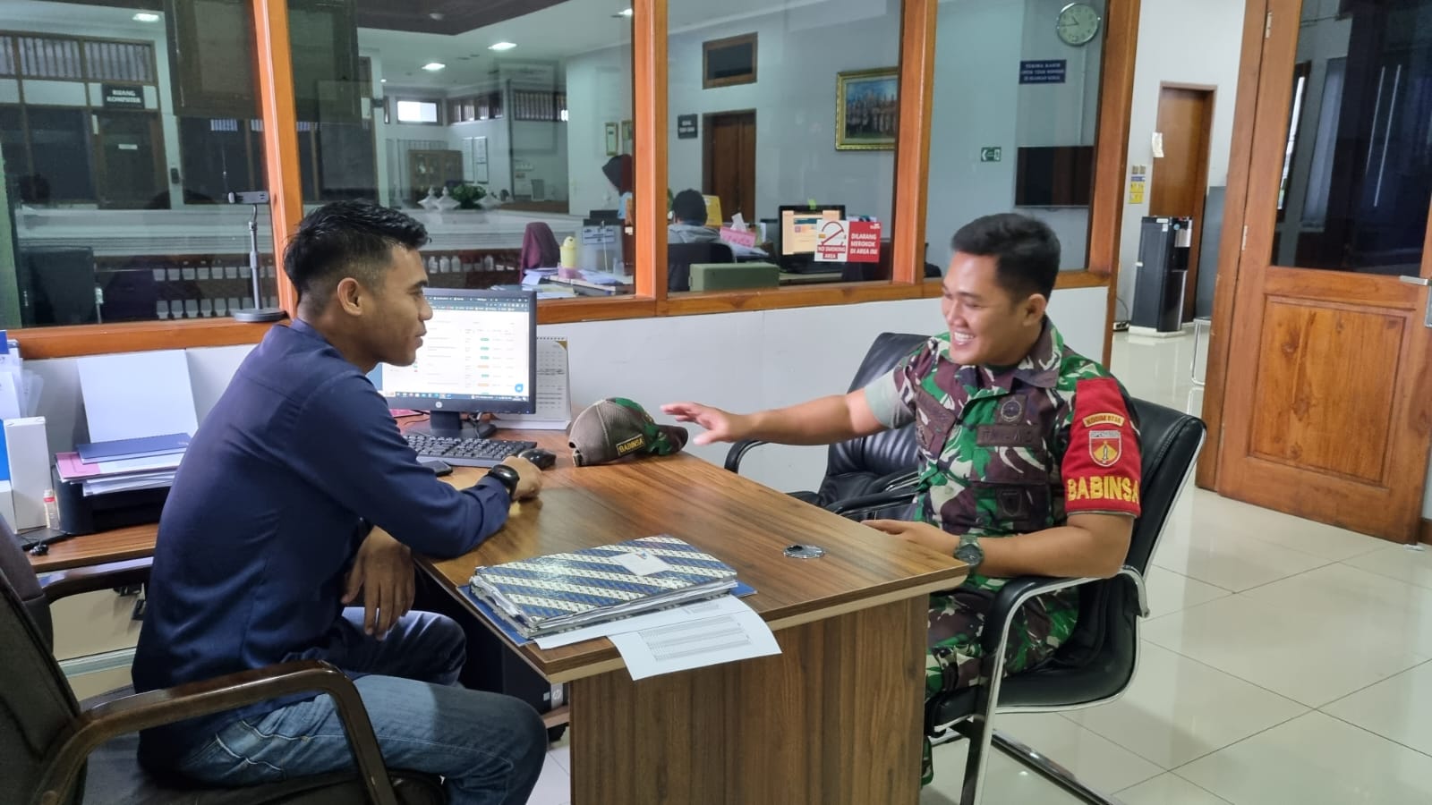 Tingkatkan Kerjasama, Babinsa Tipes Laksanakan Komsos di Kantor Taspen