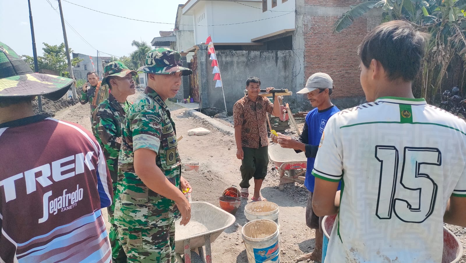 Tinjau Sasaran Fisik, Dansatgas TMMD Reguler Ke-116 Kodim 0735/Surakarta Bagikan Vitamin Kepada Prajurit Dan Masyarakat