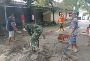 Walau Berbeda Keyakinan Babinsa Bantu Pengecoran Masjid Binaan