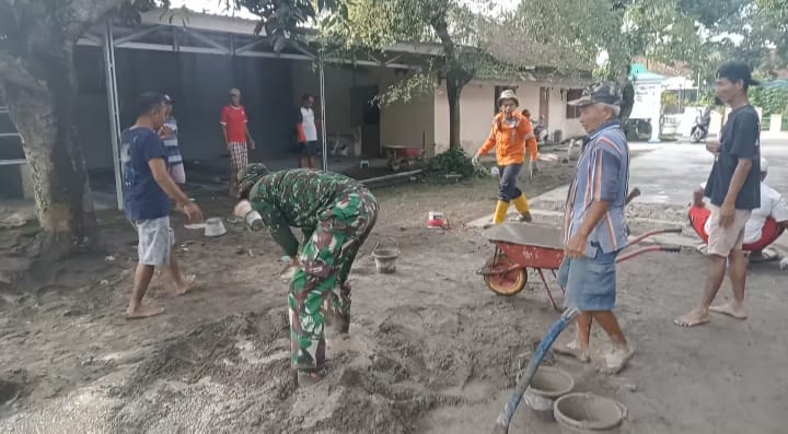 Walau Berbeda Keyakinan Babinsa Bantu Pengecoran Masjid Binaan