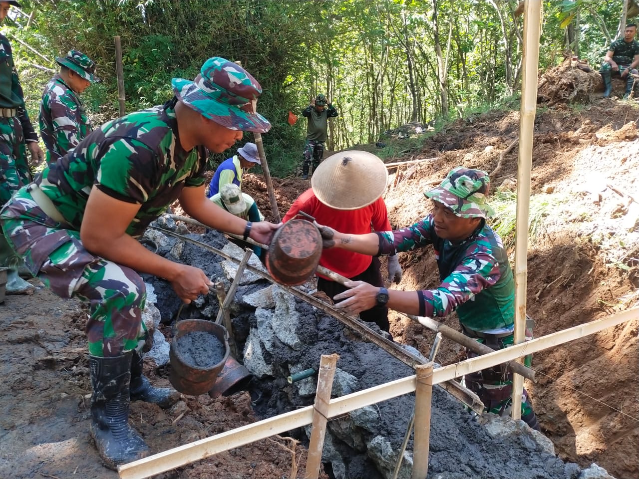 Warga dan seluruh elemen masyarakat Kec. Bulu Antusias Gotong Royong selesaikan sasaran Fisik TMMD di desa Kedungsono