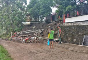 Wujud Kemanunggalan TNI, Babinsa Datangi Warga Yang Mengalami Pagar Roboh