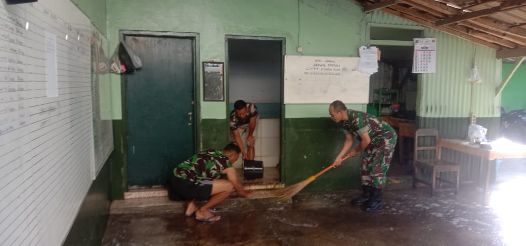 Wujudkan Lingkungan Kerja Yang Sehat, Anggota Koramil 17/Sidoharjo Laksanakan Pembersihan Pangkalan