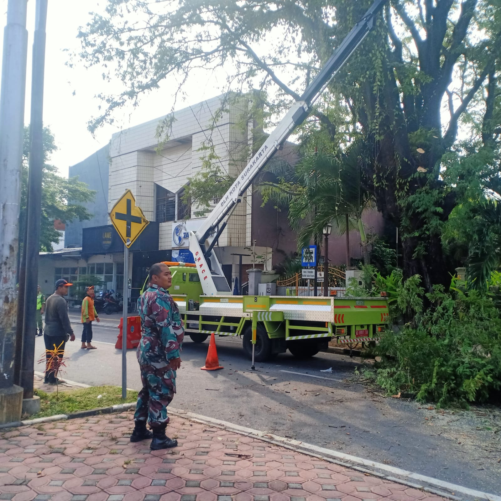 Antisipasi Pohon Tumbang, Babinsa Sondakan Dampingi Perampingan Pohon di Wilayah Binaan