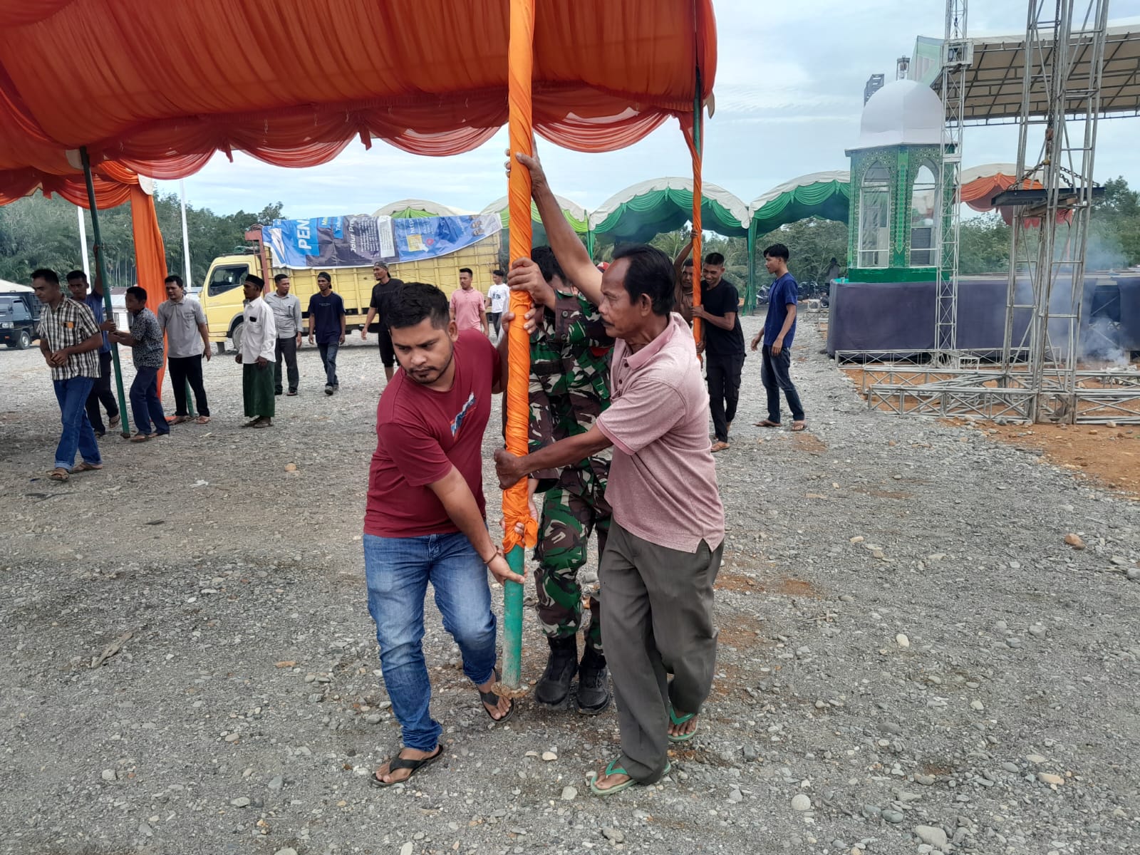 Babinsa Jajaran Kodim 0105/Abar Ikut Gotong Royong Persiapan Tempat Perhelatan MTQ Tingkat Kabupaten Aceh Barat