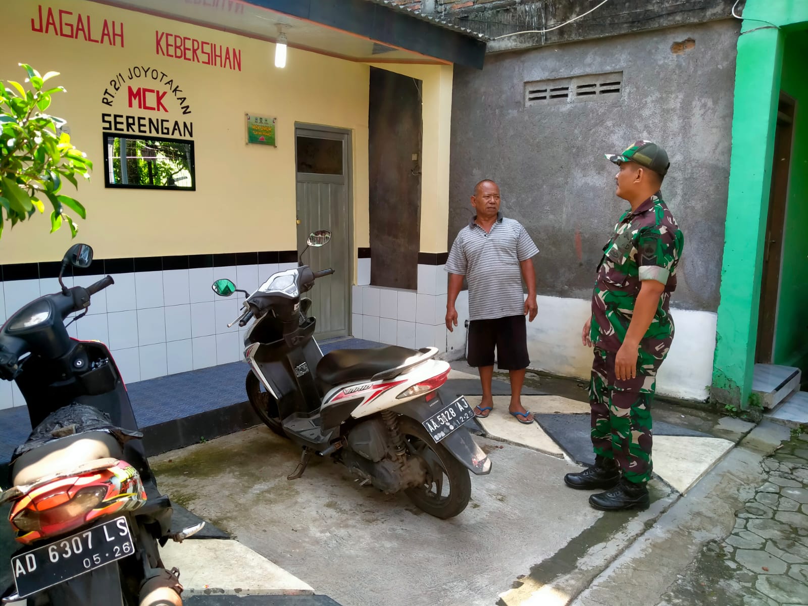 Babinsa Joyotakan Anjangsana Dengan Tokoh Masyarakat dan Cek Kebersihan MCK