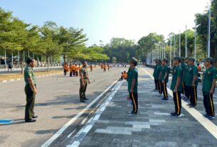 Babinsa Kelurahan Manahan Berikan Latihan PBB Kepada Linmas,Ini Tujuannya