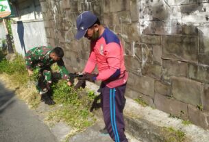 Babinsa Kelurahan Purwodiningratan Bersama Warga Kerja Bakti Bersihkan Jalan