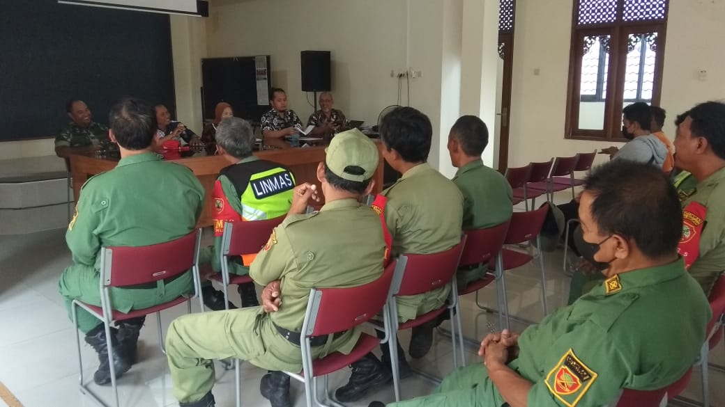 Babinsa Kemlayan Bersama Lurah Evaluasi dan Bina Anggota Linmas